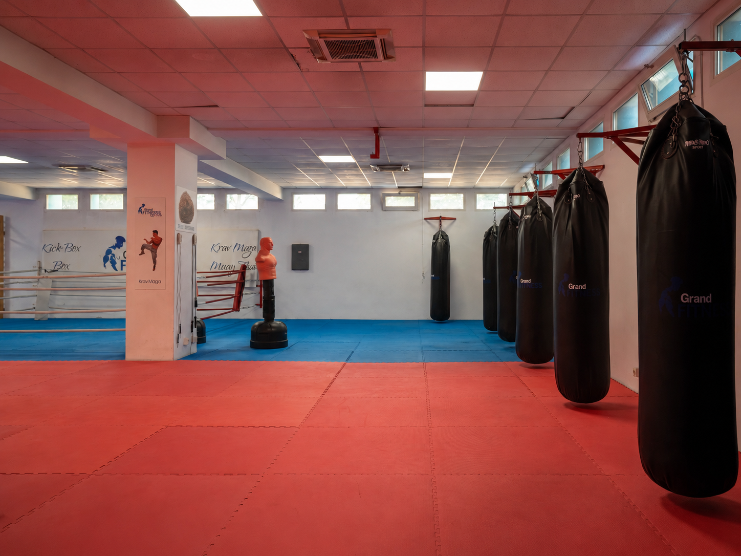 Zona sacilor de box din Grand Fitness Rulmentul Brașov