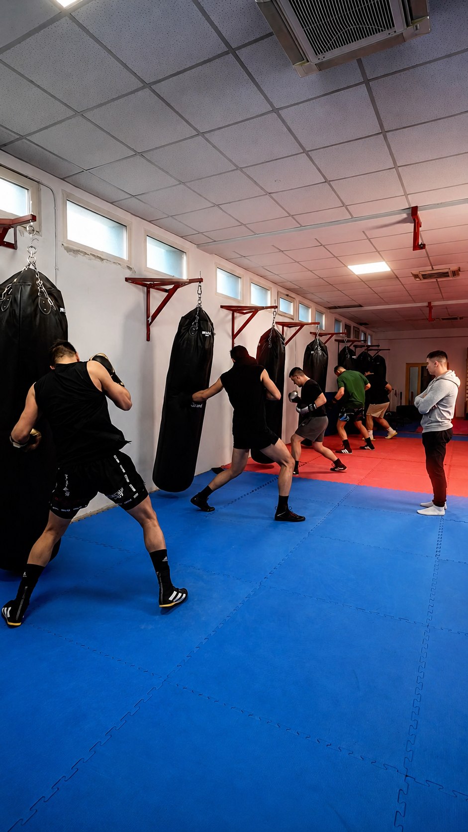 Sportivi JR Boxing Academy lucrând la sacii de box