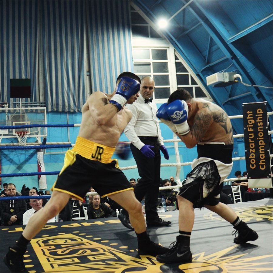 Robert Jitaru boxând în ring cu echipament JR
